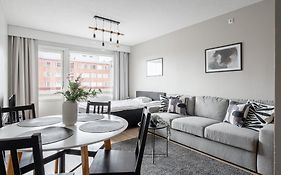 1Br Apt & Balcony Next To Railway Station